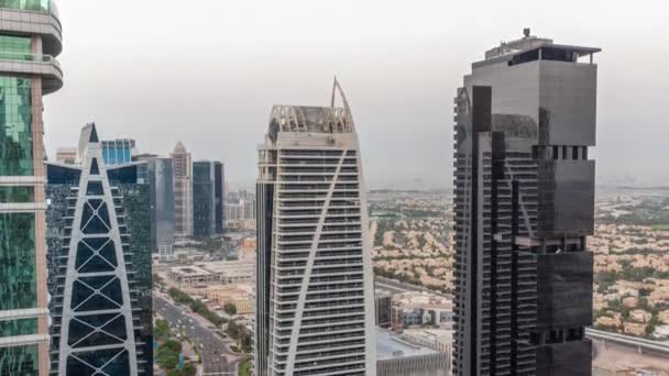 Wysokie budynki mieszkalne w powietrzu JLT dzień do nocy timelapse, część Dubaju multi-towarowej dzielnicy wielofunkcyjnej. — Wideo stockowe