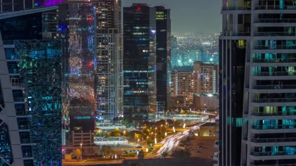 Höga bostadshus vid JLT:s timelapse under flygnatten, en del av Dubais multiråvarucenter för blandad användning. — Stockvideo
