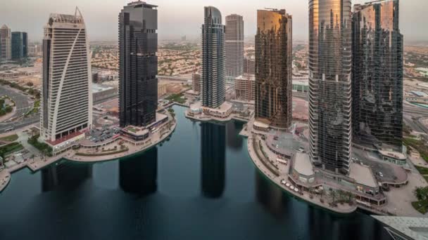Lange residentiële gebouwen aan de JLT lucht dag tot nacht timelapse, onderdeel van de Dubai multi grondstoffen centrum mixed-use wijk. — Stockvideo