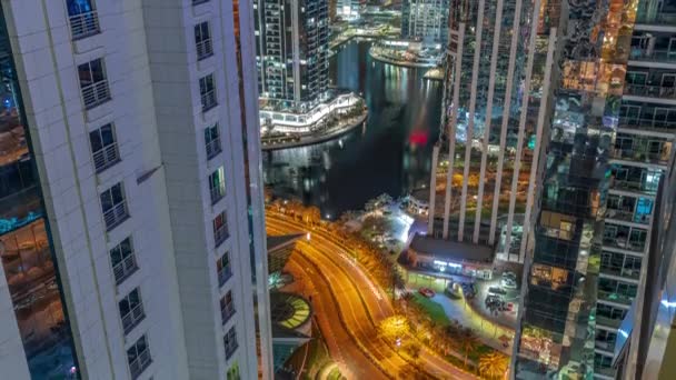 Edifícios residenciais altos no horário noturno da noite aérea JLT, parte do distrito de uso misto do centro multi-commodities do Dubai. — Vídeo de Stock