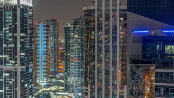 Lange residentiële gebouwen op de tijdspanne van de JLT-antenne, onderdeel van het Dubai multi-commodities centrum mixed-use wijk. — Stockvideo