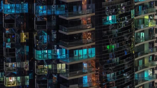 Vista nocturna de ventanas brillantes en el timelapse de la torre del apartamento. — Vídeos de Stock