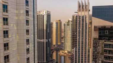 Dubai çok amaçlı emtia merkezinin bir parçası olan JLT hava zaman aralığında uzun konut binaları..
