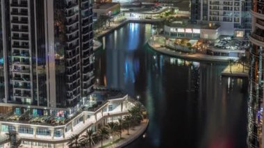 Dubai çok amaçlı emtia merkezinin bir parçası olan JLT hava sahasındaki uzun konut binaları..