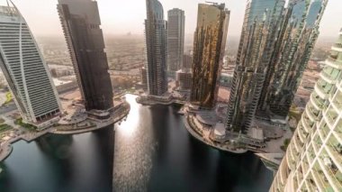 Dubai çok amaçlı emtia merkezinin bir parçası olan JLT hava zaman aralığında uzun konut binaları..