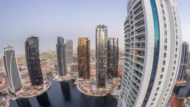 Lange residentiële gebouwen aan de JLT lucht dag tot nacht timelapse, onderdeel van de Dubai multi grondstoffen centrum mixed-use wijk. — Stockvideo