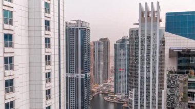 JLT hava gününden gece saatlerine kadar uzun konut binaları, Dubai çok amaçlı emtia merkezinin bir parçası..