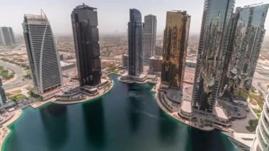 Bütün gün JLT hava sahasında bulunan uzun binalar. Dubai çok amaçlı emtia merkezinin bir parçası..