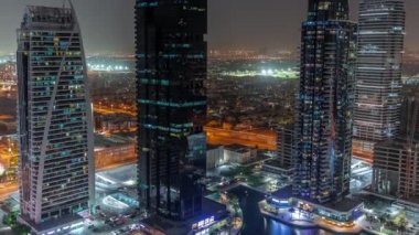 Dubai çok amaçlı emtia merkezinin bir parçası olan JLT hava sahasındaki uzun konut binaları..