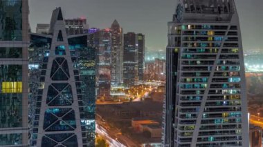 Dubai çok amaçlı emtia merkezinin bir parçası olan JLT hava sahasındaki uzun konut binaları..