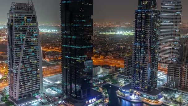 Ψηλά κτίρια κατοικιών στο JLT εναέρια νύχτα timelapse, μέρος του κέντρου πολλαπλών εμπορευμάτων Ντουμπάι μικτής χρήσης περιοχή. — Αρχείο Βίντεο