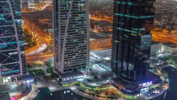 Edifici residenziali alti al JLT aereo notturno timelapse, parte del centro multi commodities di Dubai quartiere ad uso misto. — Video Stock