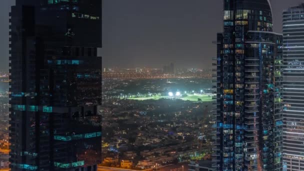 Veduta aerea del lungomare di sviluppo abitativo con grattacieli del distretto JLT e lago artificiale con timelapse notte parco. — Video Stock