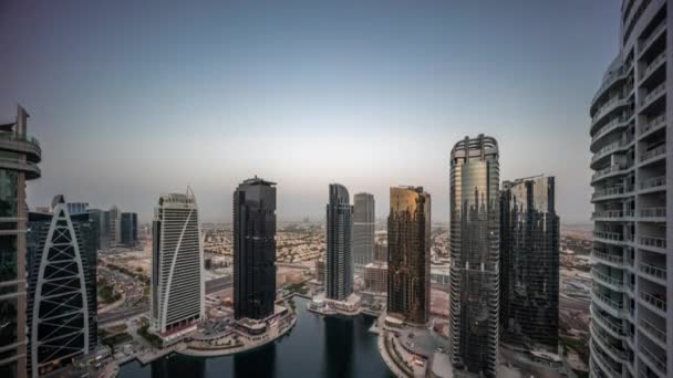 Edifícios residenciais altos no aeroporto JLT dia a noite timelapse, parte do Dubai multi-commodities center distrito de uso misto. — Vídeo de Stock