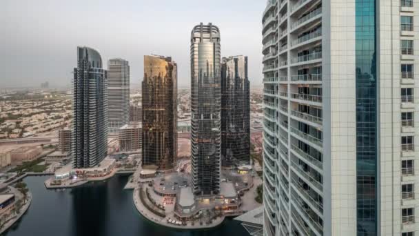 Lange residentiële gebouwen aan de JLT lucht dag tot nacht timelapse, onderdeel van de Dubai multi grondstoffen centrum mixed-use wijk. — Stockvideo