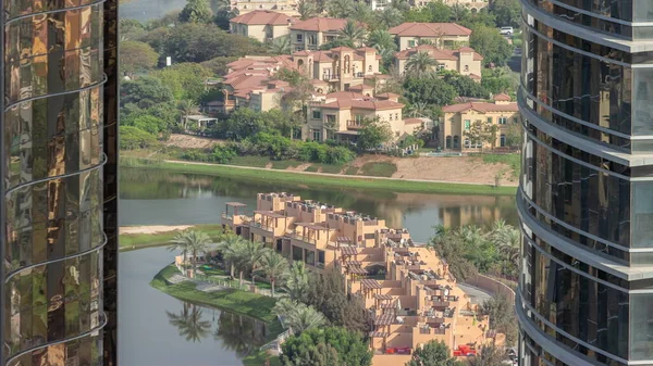 Вид с воздуха на набережную жилищного строительства с небоскребами района JLT и искусственным озером с временным парком. — стоковое фото