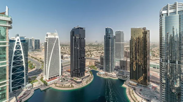 Panorama que muestra edificios residenciales altos en el timelapse aéreo JLT, parte del distrito de uso mixto del centro de productos básicos de Dubai. —  Fotos de Stock