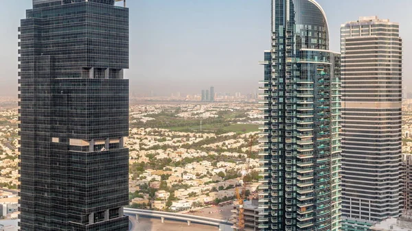 Edifici residenziali alti a JLT timelapse aerea, parte del centro multi commodities di Dubai quartiere ad uso misto. — Foto Stock