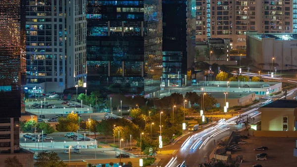 Edificios residenciales altos en el timelapse aéreo nocturno de JLT, parte del distrito de uso mixto del centro de productos básicos de Dubai. — Foto de Stock
