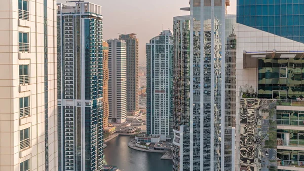 Edificios residenciales altos en el timelapse aéreo JLT, parte del distrito de uso mixto del centro de productos básicos de Dubai. — Foto de Stock