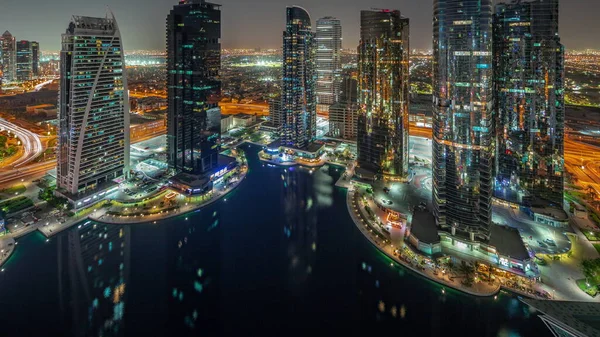Edifícios residenciais altos no horário noturno da noite aérea JLT, parte do distrito de uso misto do centro multi-commodities do Dubai. — Fotografia de Stock