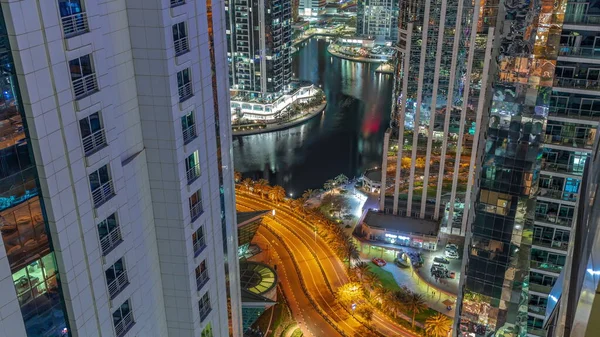 Edifici residenziali alti al JLT aereo notturno timelapse, parte del centro multi commodities di Dubai quartiere ad uso misto. — Foto Stock