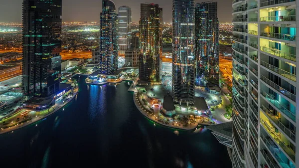 Bâtiments résidentiels de grande taille à JLT aerial night timelapse, faisant partie du quartier mixte du centre multi-commodités de Dubaï. — Photo