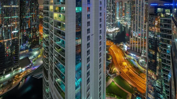 Ψηλά κτίρια κατοικιών στο JLT εναέρια νύχτα timelapse, μέρος του κέντρου πολλαπλών εμπορευμάτων Ντουμπάι μικτής χρήσης περιοχή. — Φωτογραφία Αρχείου