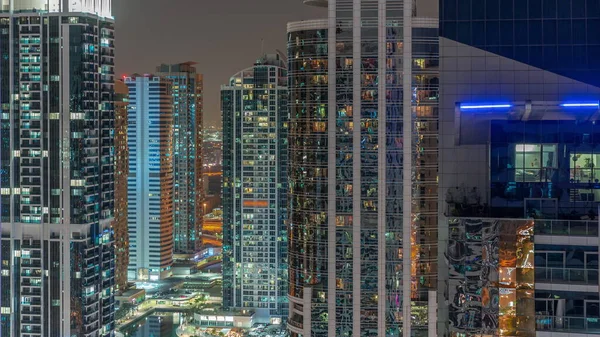 Edifícios residenciais altos no horário noturno da noite aérea JLT, parte do distrito de uso misto do centro multi-commodities do Dubai. — Fotografia de Stock