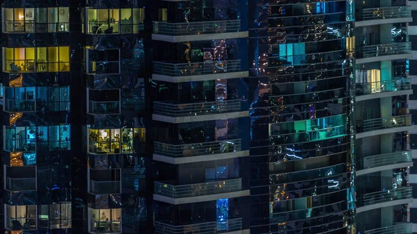 Éjszakai kilátás világító ablakok apartman torony timelapse. — Stock Fotó
