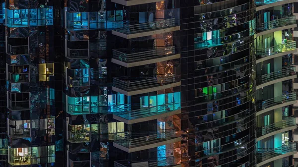 Éjszakai kilátás világító ablakok apartman torony timelapse. — Stock Fotó