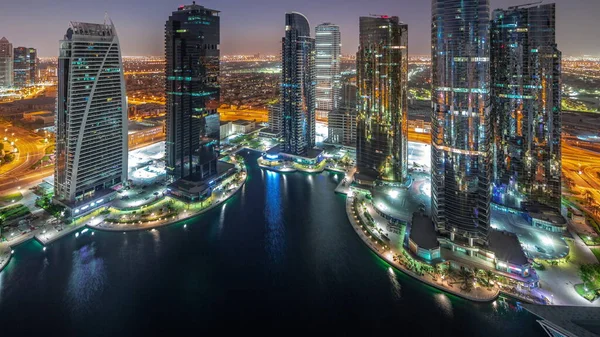 Bâtiments résidentiels hauts du JLT, nuit aérienne au jour le jour, faisant partie du quartier mixte du centre multi-commodités de Dubaï. — Photo