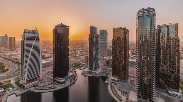 Nascer do sol sobre edifícios residenciais altos na cronologia aérea da JLT, parte do distrito de uso misto do centro de várias commodities do Dubai. — Fotografia de Stock