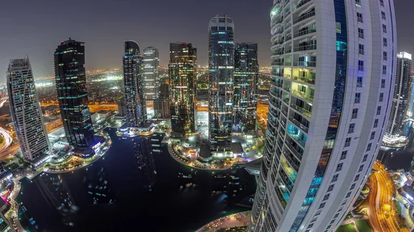 Panorama de edifícios residenciais altos na cronologia da noite aérea JLT, parte do distrito de uso misto do centro multi-commodities do Dubai. — Fotografia de Stock