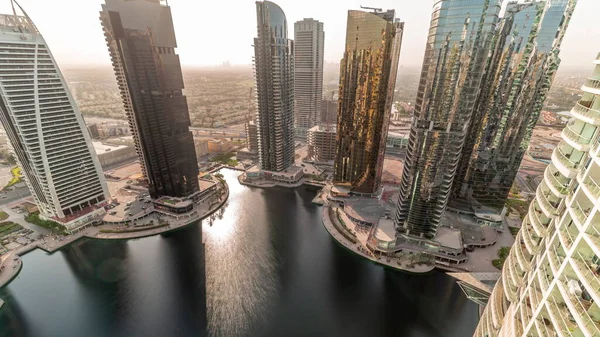 Edifícios residenciais altos na cronologia aérea da JLT, parte do distrito de uso misto do centro multi-commodities do Dubai. — Fotografia de Stock