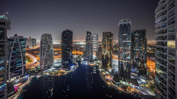 Edifícios residenciais altos no horário noturno da noite aérea JLT, parte do distrito de uso misto do centro multi-commodities do Dubai. — Fotografia de Stock