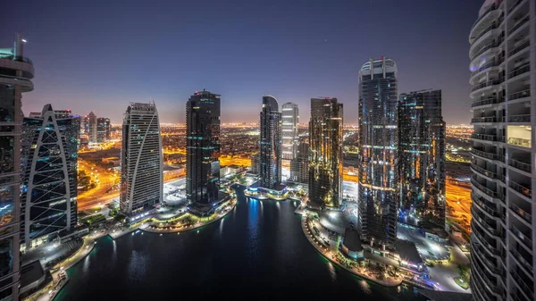 Lange residentiële gebouwen aan de JLT lucht nacht tot dag timelapse, onderdeel van de Dubai multi grondstoffen centrum mixed-use wijk. — Stockfoto