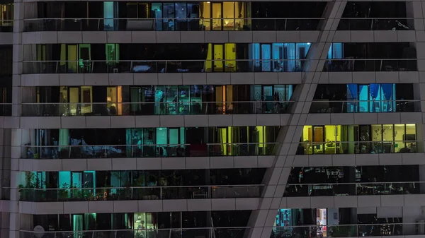 Vista nocturna de ventanas brillantes en el timelapse de la torre del apartamento. —  Fotos de Stock