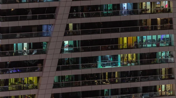 아파트 탑의 밝은 창문들이 빛나는 야경. — 스톡 사진