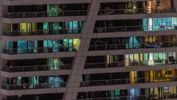 Noční pohled na zářící okna v bytové věži. — Stock video