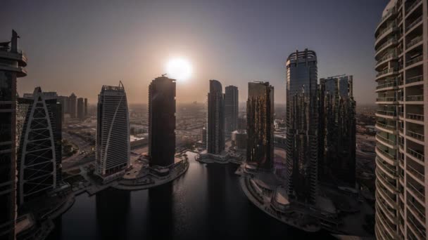 Alba su alti edifici residenziali a JLT aerea tutto il giorno timelapse — Video Stock