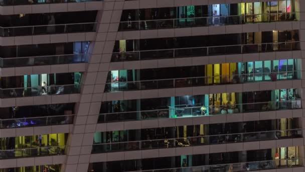 Nattutsikt över glödande fönster i lägenhetstornet timelapse. — Stockvideo