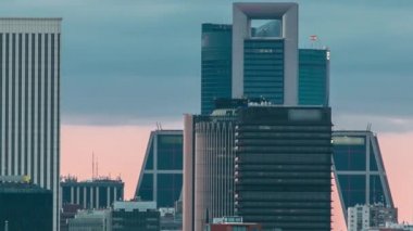 Madrid Skyline, gün batımında Kio Kuleleri gibi sembolik binalarla birlikte.