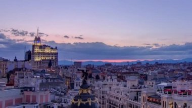 Gran Via 'nın panoramik hava görüntüsü günden geceye zaman çizelgesi, Skyline Eski Şehir Şehri, Metropolis Binası, İspanya' nın başkenti