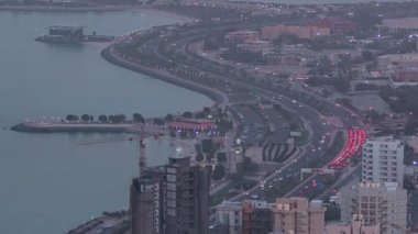 Kuveyt 'te gece gündüz gökdelenlerle gökyüzü çizgisi alacakaranlıkta aydınlandı. Kuveyt Şehri, Orta Doğu