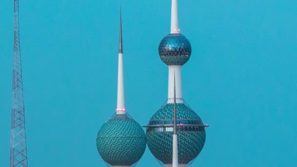 Tag-Nacht-Zeitraffer der Kuwait Towers - das bekannteste Wahrzeichen von Kuwait City. Kuwait, Naher Osten — Stockvideo