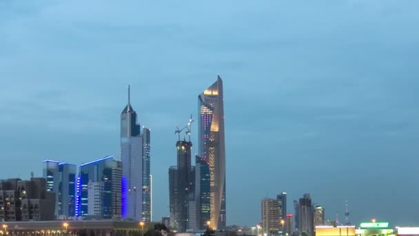 Skyline with Skyscrapers day to night tiLapse in Kuwait City diterangi matahari terbenam. Kota Kuwait, Timur Tengah — Stok Video