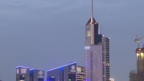 在科威特市中心，与摩天大楼相连的天际线从早到晚在黄昏点亮。科威特城，中东 — 图库视频影像