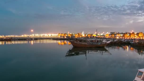 Łódź rybacka zaparkowana w pobliżu targu rybnego obok Kuwejtu Obszar miasta dzień do nocy timelapse — Wideo stockowe