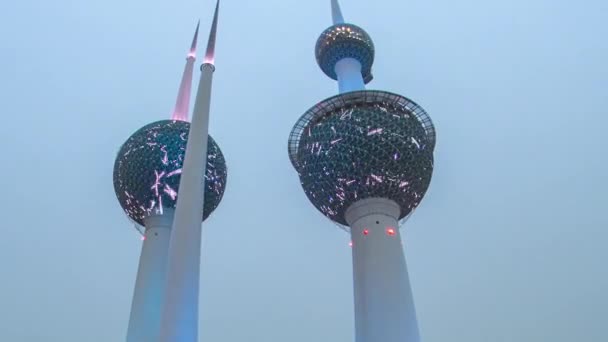 The Kuwait Towers dag till natt timelapse - den mest kända landmärke i Kuwait City. Kuwait, Mellanöstern — Stockvideo